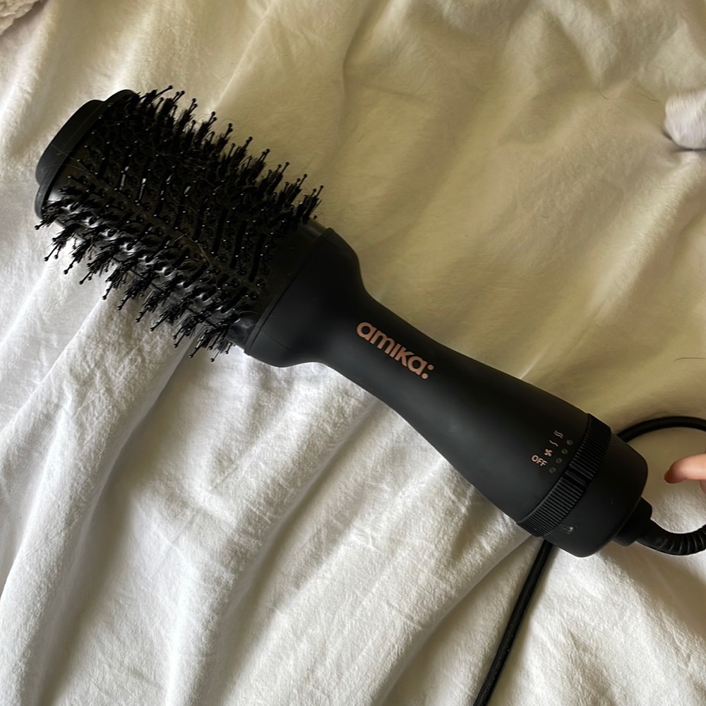 Amika blow drying tool